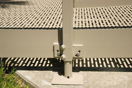 Locking set screw legs